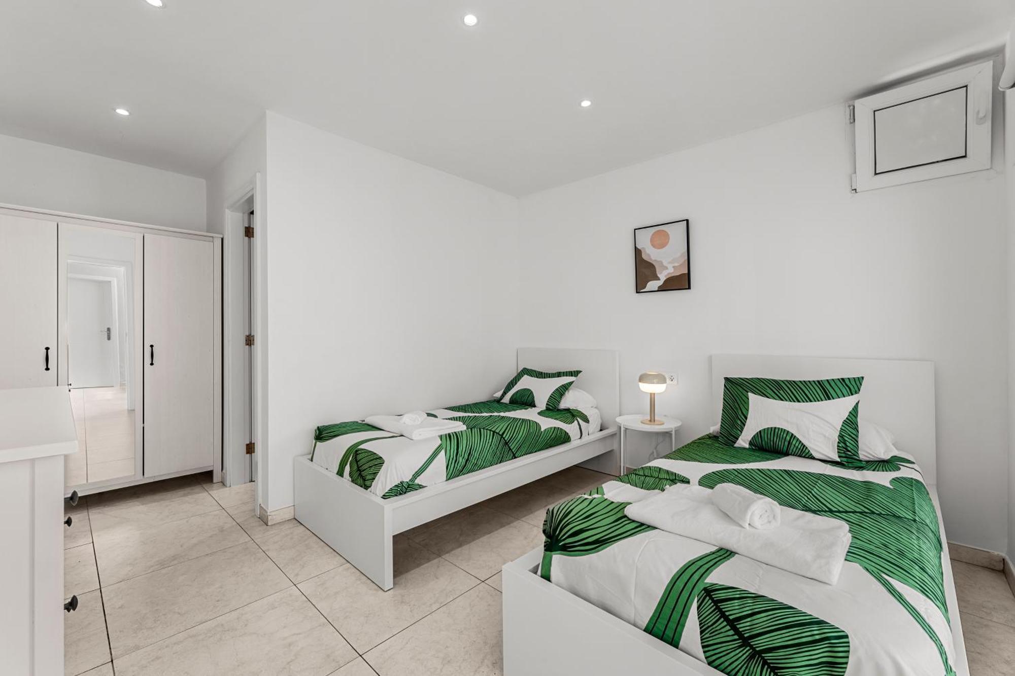 Stunning 2 Bedroom Duplex Close To Main With Seaviews