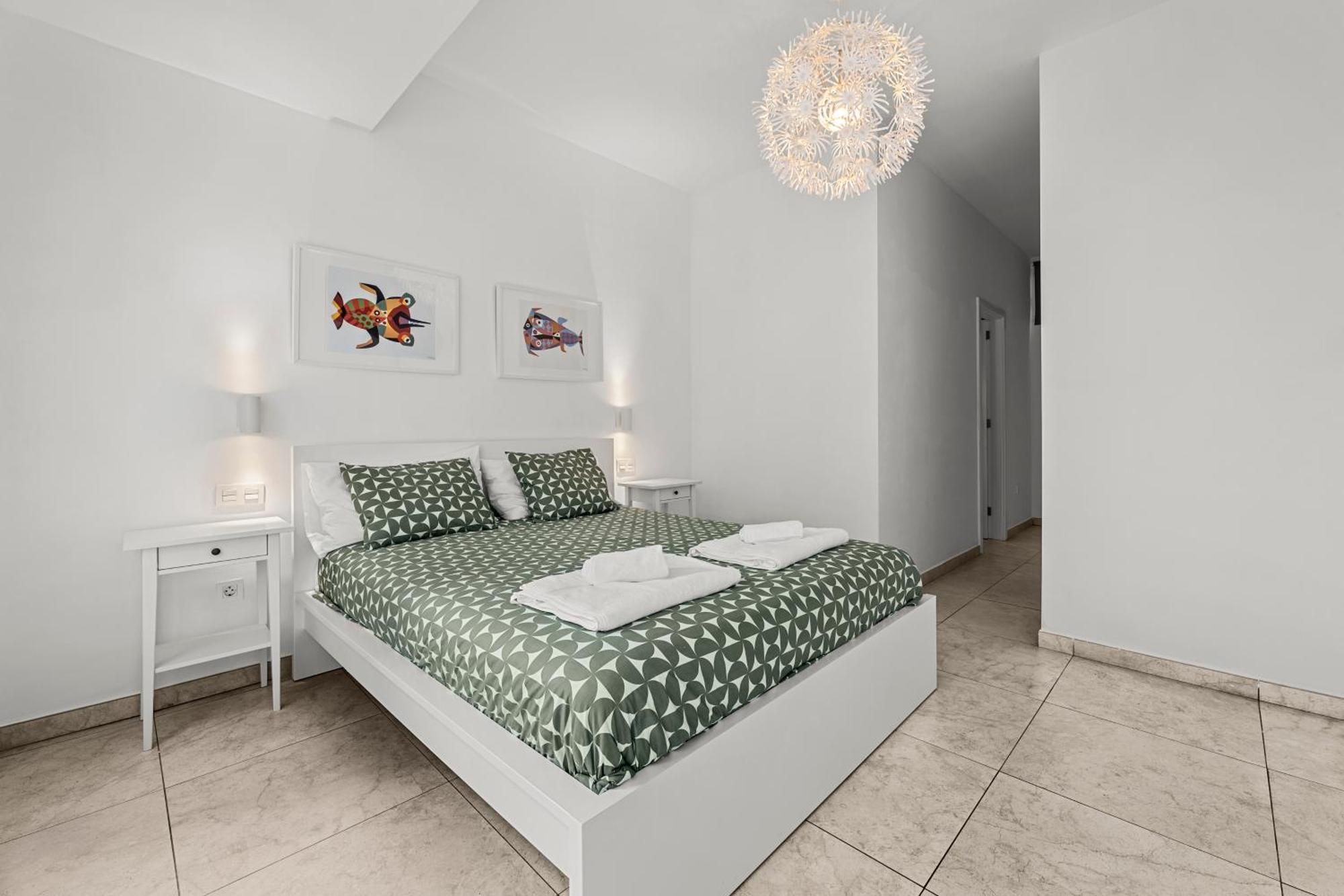 Stunning 2 Bedroom Duplex Close To Main With Seaviews Apartment *