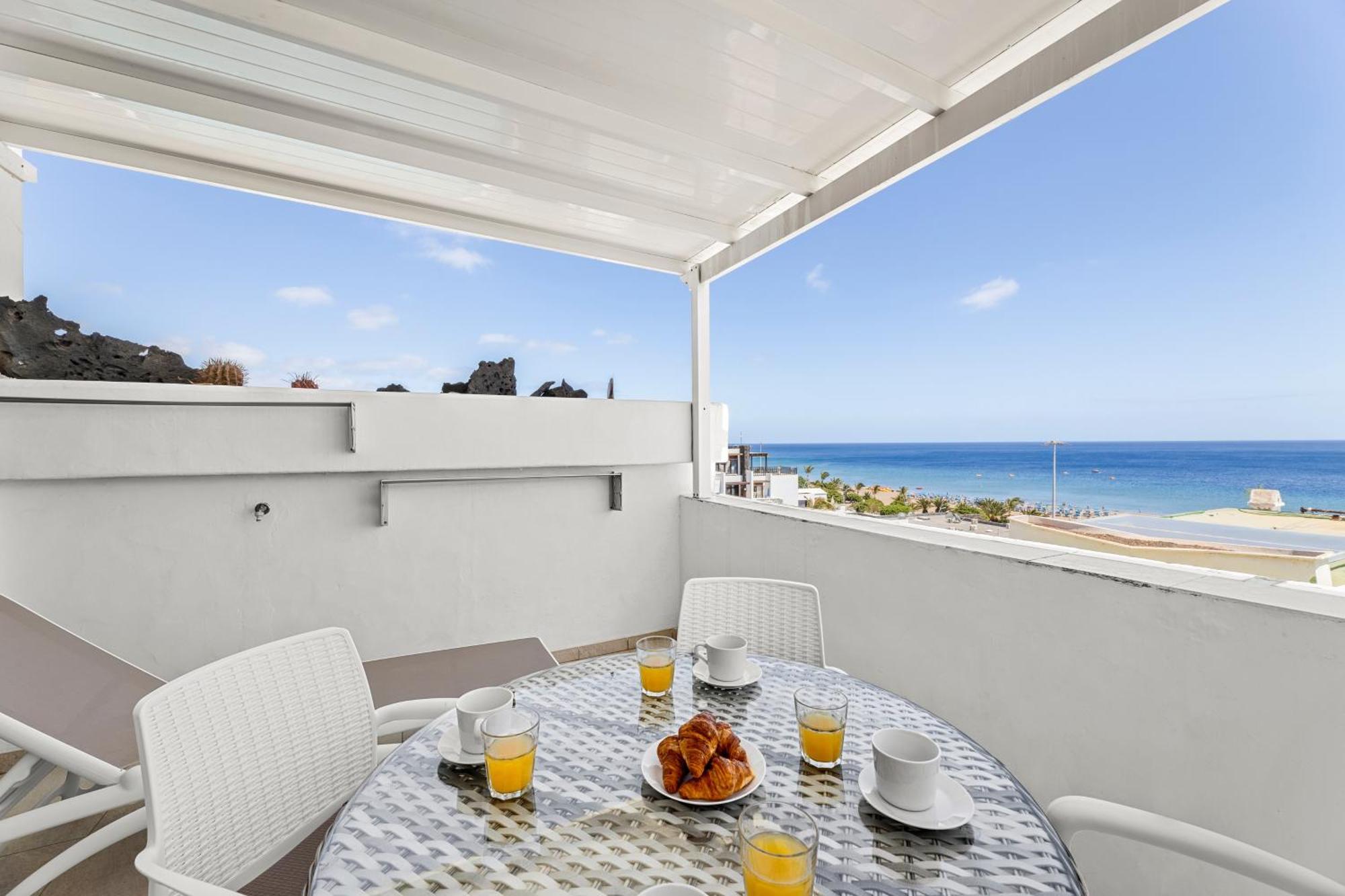 Stunning 2 Bedroom Duplex Close To Main With Seaviews Apartment *