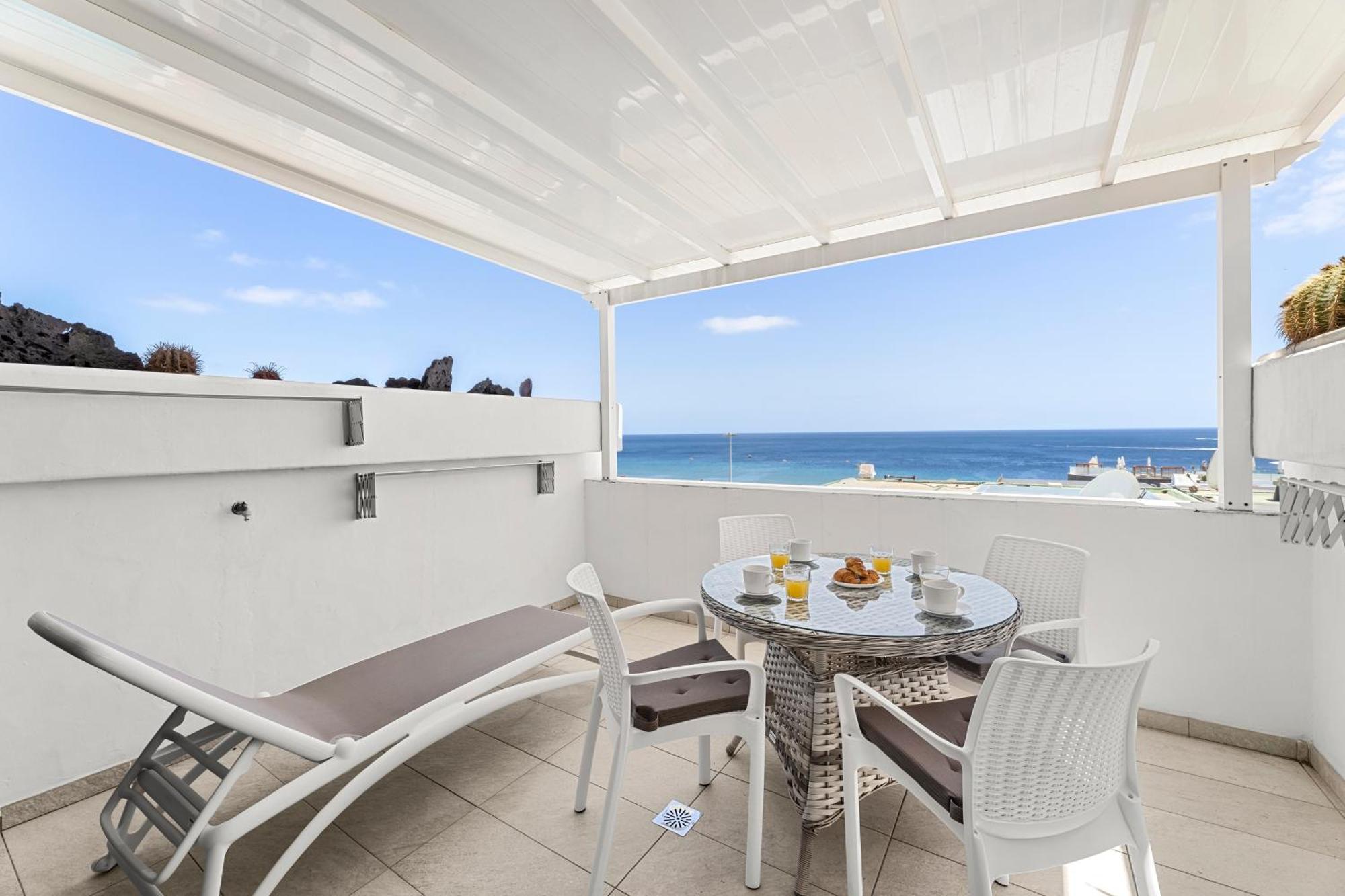 Appartement Stunning 2 Bedroom Duplex Close To Main With Seaviews